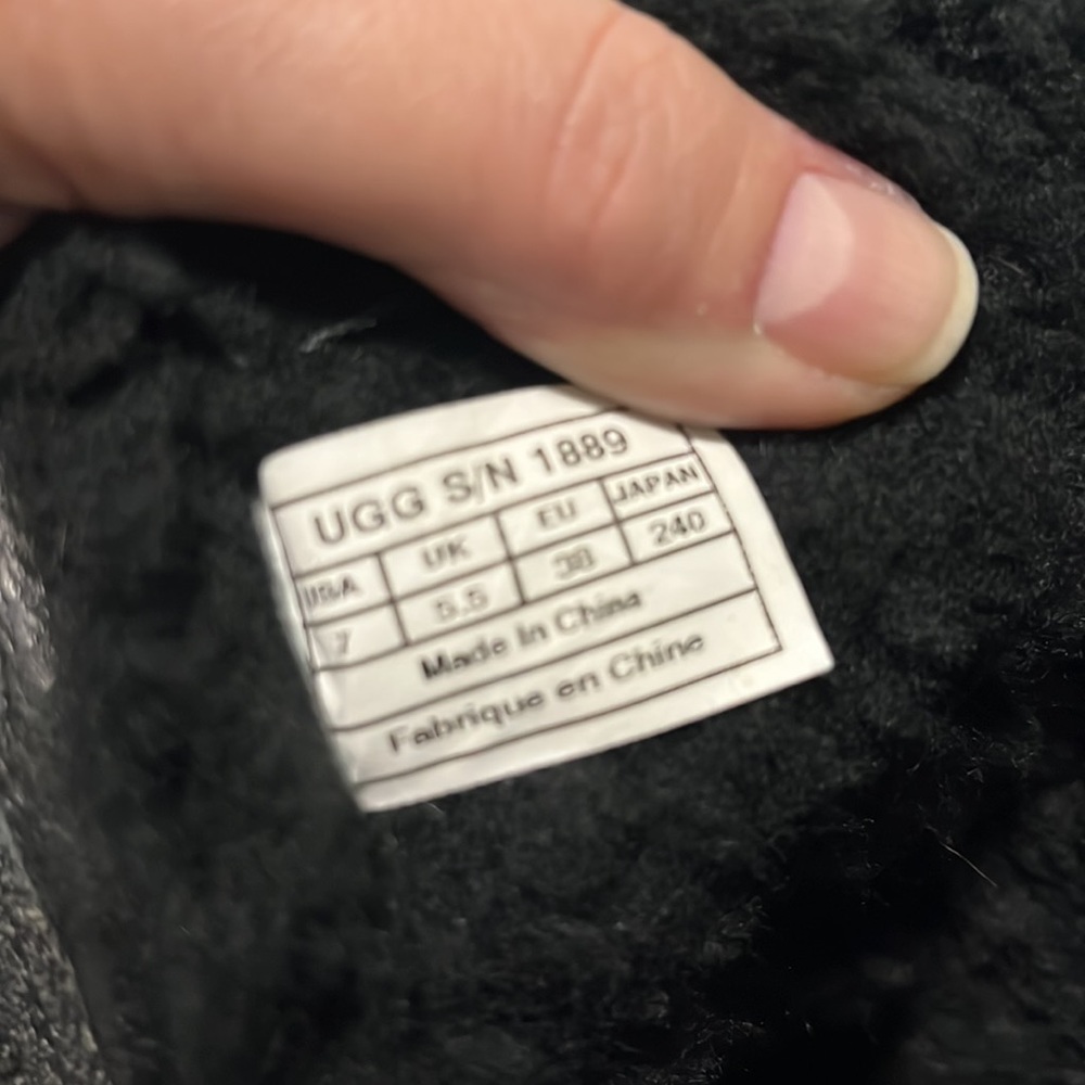 Ugg Size 7 - image 4